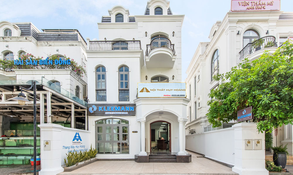 showroom trưng bày giường ngủ gỗ óc chó