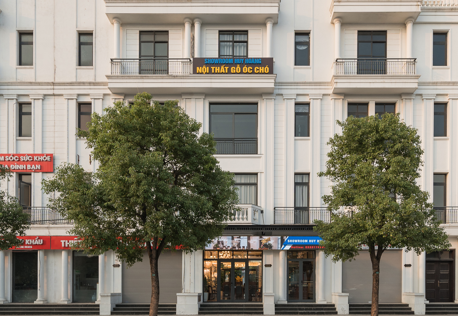 Showroom kệ tivi gỗ óc chó