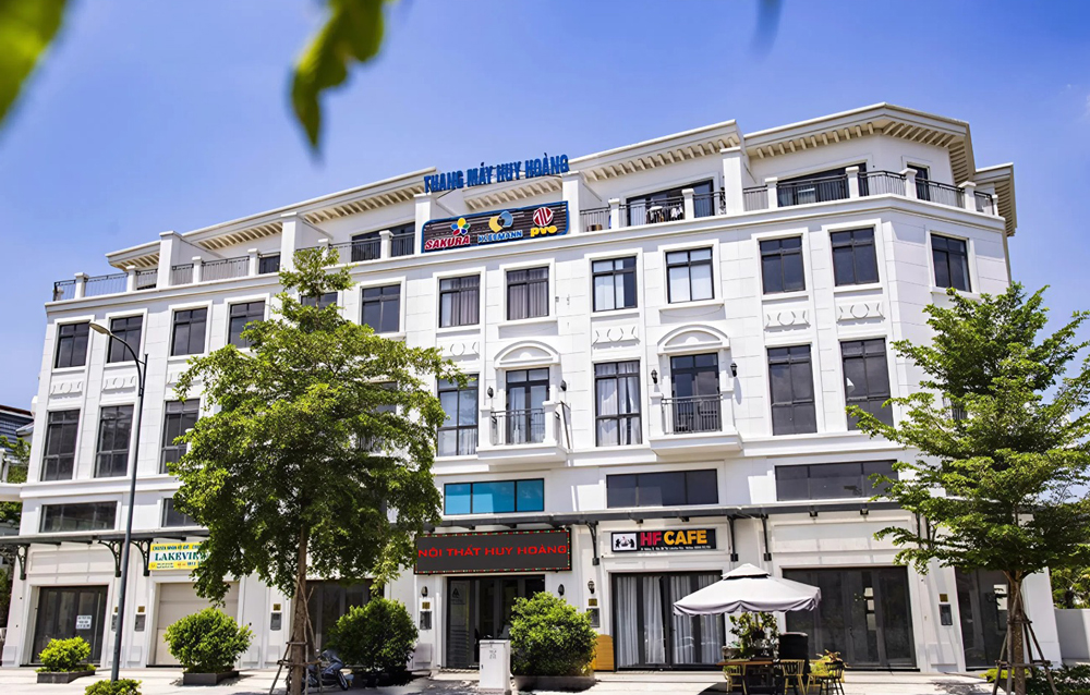 Showroom trưng bày kệ tivi gỗ óc chó của Nội Thất Huy Hoàng