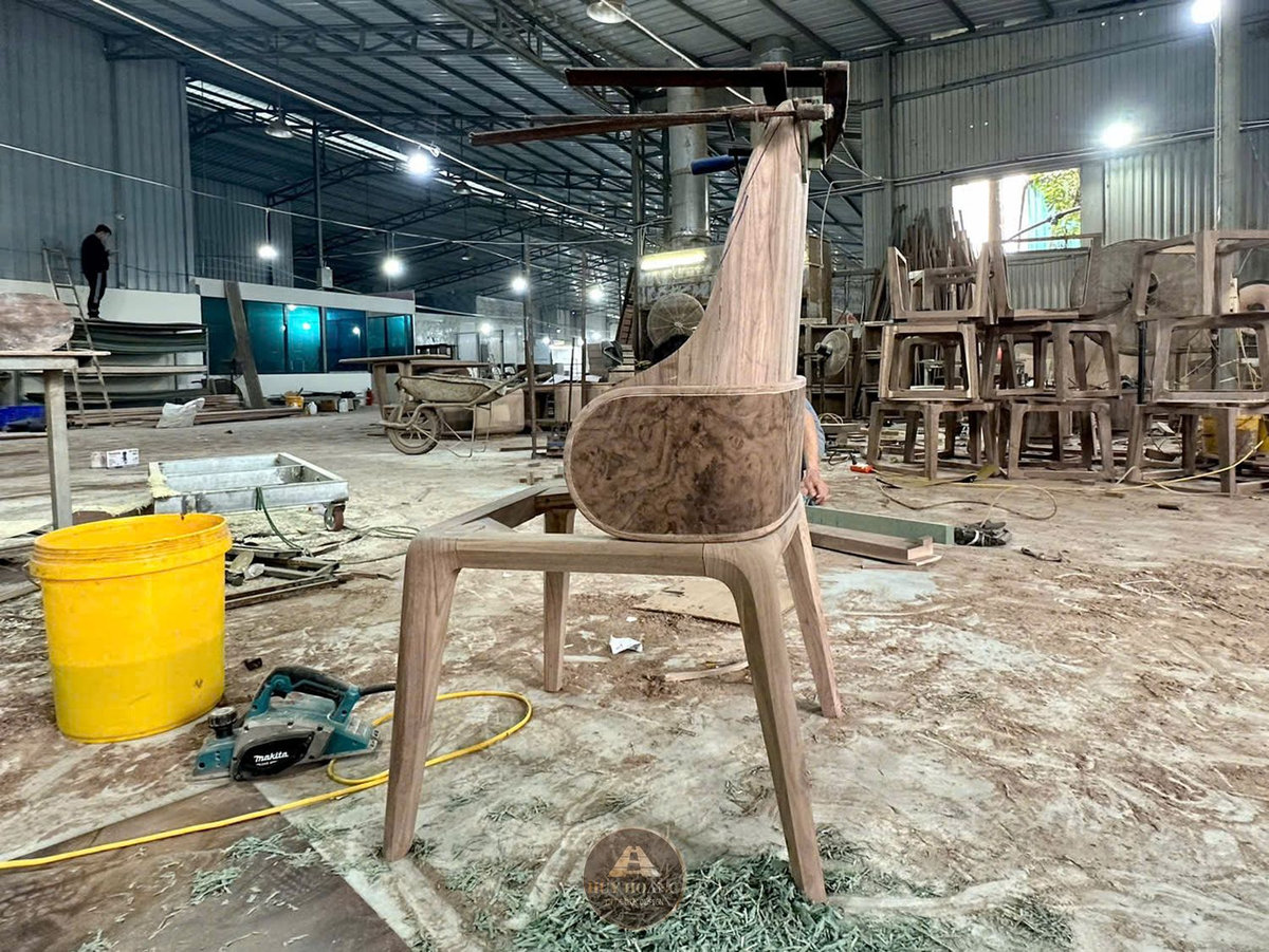 ghế ăn gỗ óc chó hoạ tiết nu