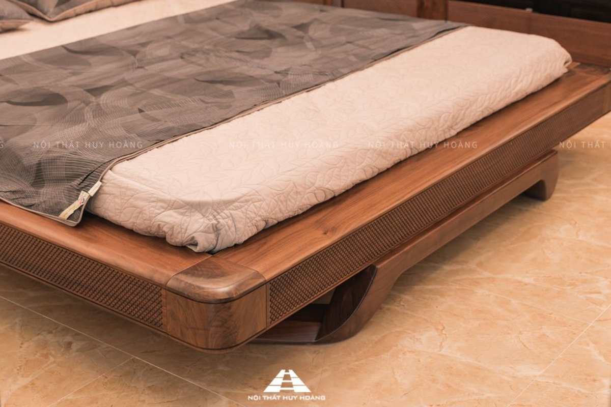 Phòng ngủ master sử dụng giường gỗ óc chó tự nhiên