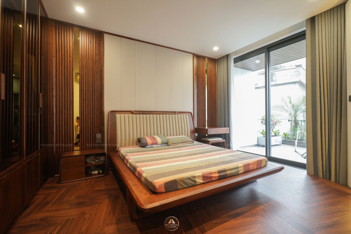 Giường ngủ gỗ óc chó bàn giao cho khách hàng