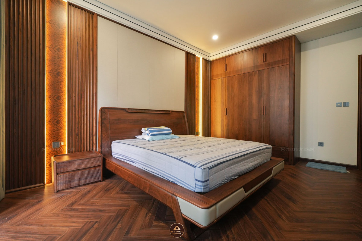 Phòng ngủ thực tế lắp đặt giường gỗ óc chó