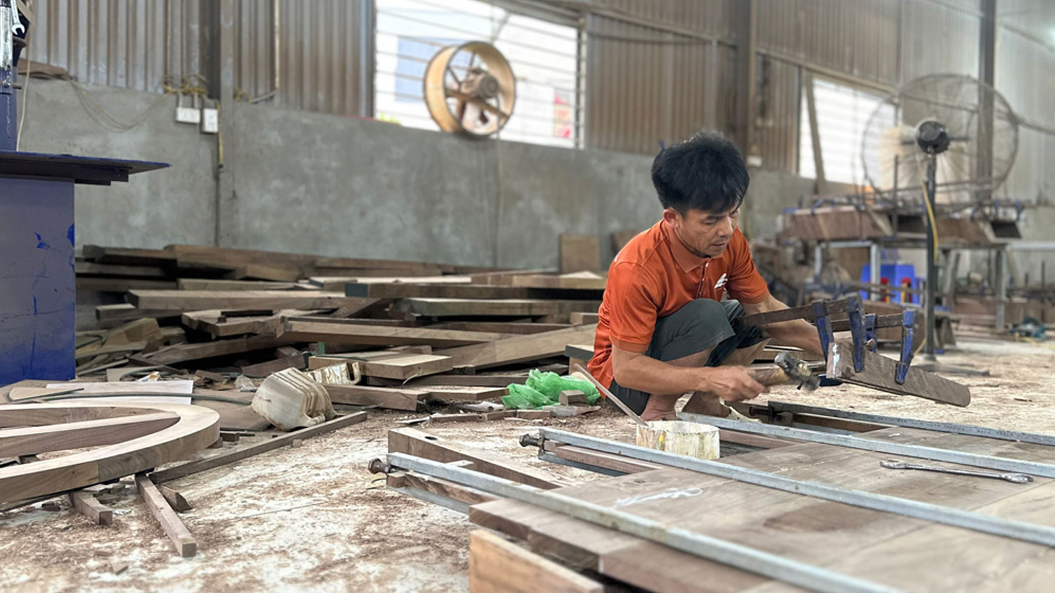 xưởng thi công nội thất văn phòng gỗ óc chó