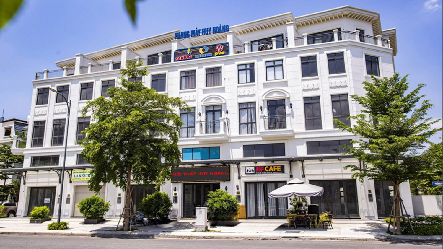 Showroom sofa gỗ óc chó của nội thất Huy Hoàng tại Hồ Chí Minh