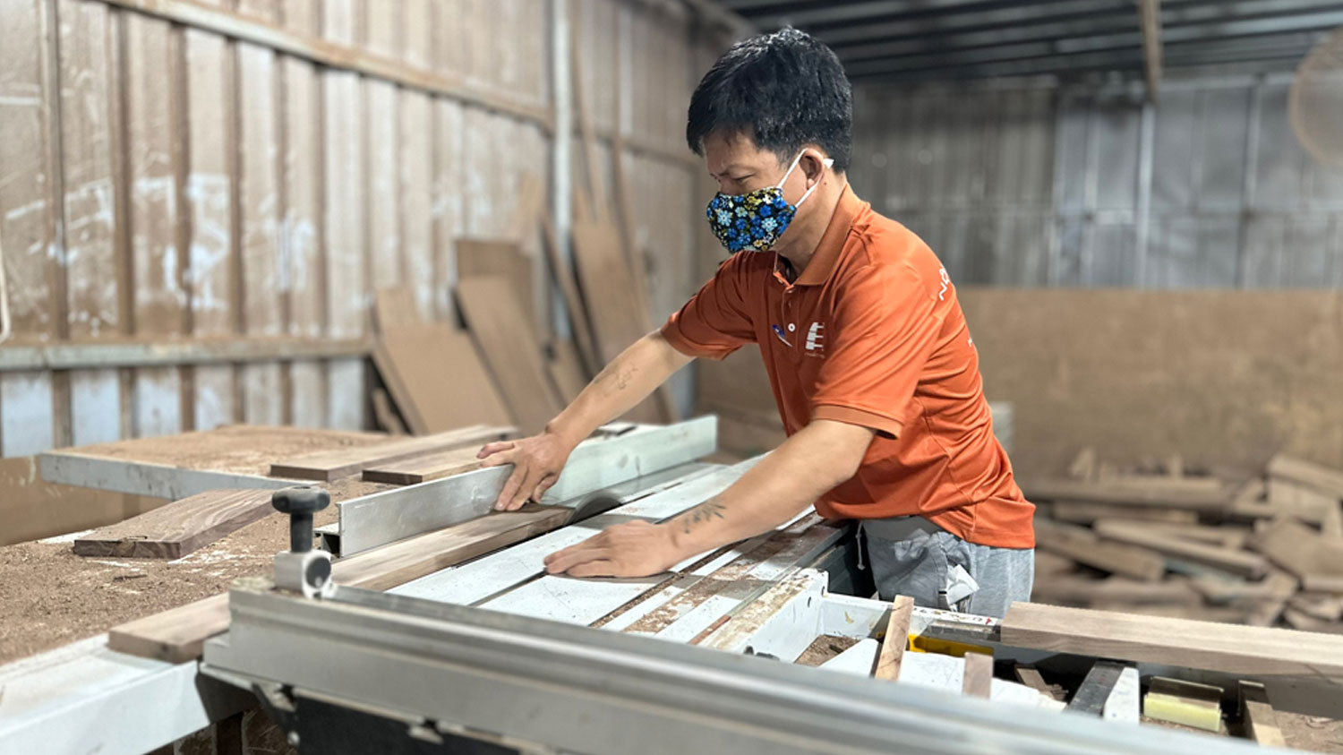 xưởng thi công sofa gỗ óc chó