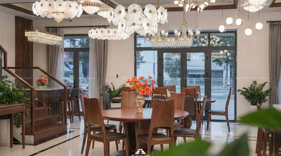 Kh&ocirc;ng gian trưng b&agrave;y b&agrave;n ăn tr&ograve;n gỗ &oacute;c ch&oacute; tại Showroom Huy Ho&agrave;ng