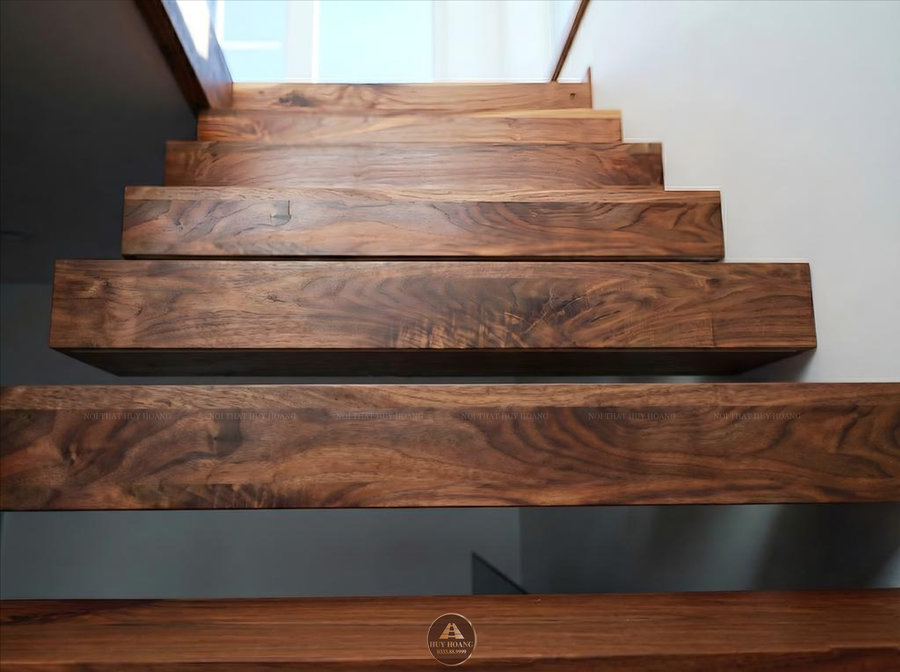 Cận cảnh mặt bậc cầu thang bay gỗ &oacute;c ch&oacute; nguy&ecirc;n khối d&agrave;y dặn v&acirc;n đẹp
