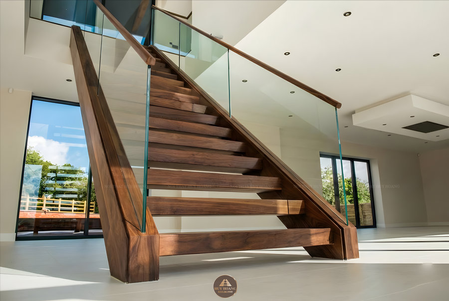 Cầu thang gỗ &oacute;c ch&oacute; kết hợp lan can k&iacute;nh cường lực hiện đại