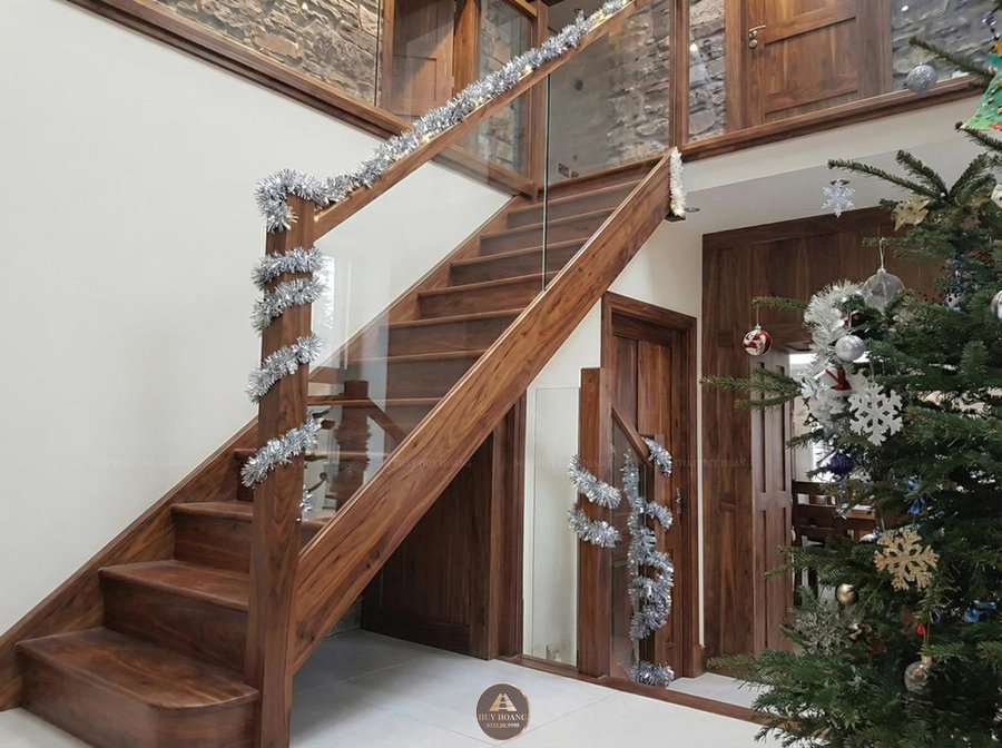 Ho&agrave;n thiện cầu thang gỗ &oacute;c ch&oacute; lan can k&iacute;nh cho biệt thự sang trọng, ấm c&uacute;ng