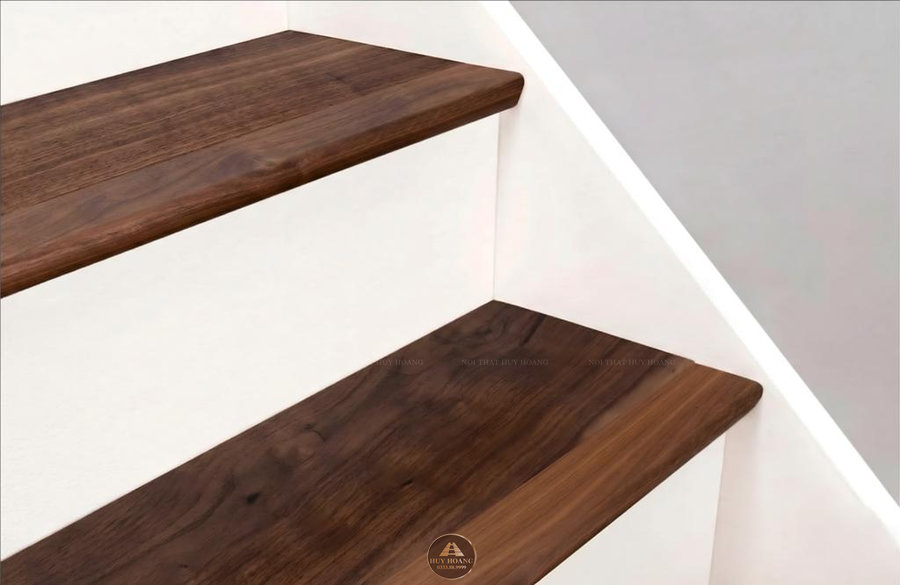 V&acirc;n gỗ &oacute;c ch&oacute; tự nhi&ecirc;n tr&ecirc;n mặt bậc cầu thang