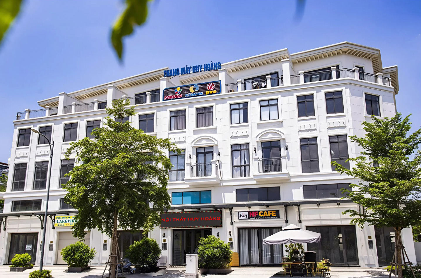 Showroom giường ngủ gỗ óc chó kiểu nhật