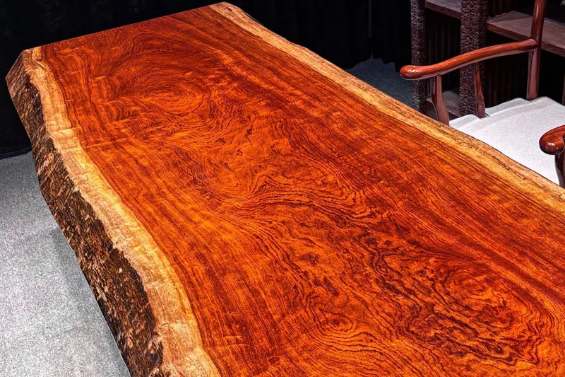 Gỗ g&otilde; đỏ nổi bật với gam m&agrave;u đỏ n&acirc;u ấm &aacute;p c&ugrave;ng hệ v&acirc;n lớn cuộn xo&aacute;y đầy sang trọng