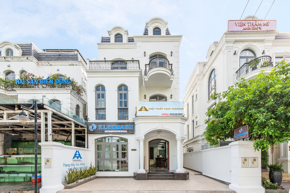 Showroom Huy Hoàng trưng bày sofa da bò Ý