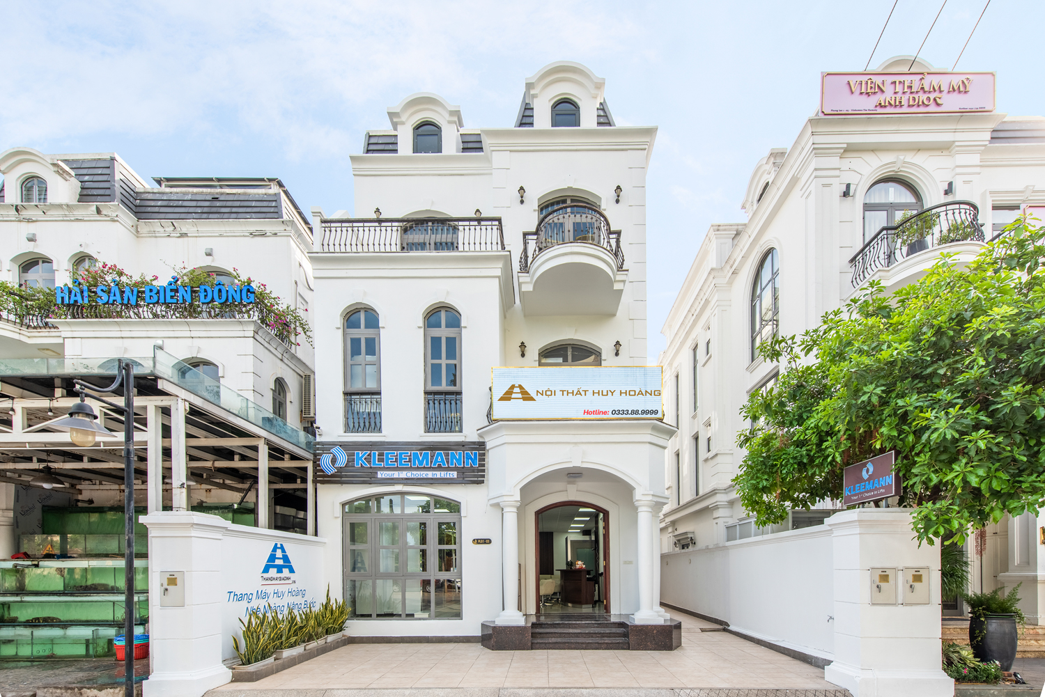 showroom trưng bày tủ bếp gỗ óc chó