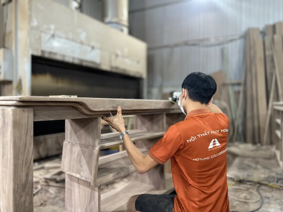 Sản xuất b&agrave;n ăn gỗ &oacute;c ch&oacute; biệt thự cao cấp tại Huy Ho&agrave;ng