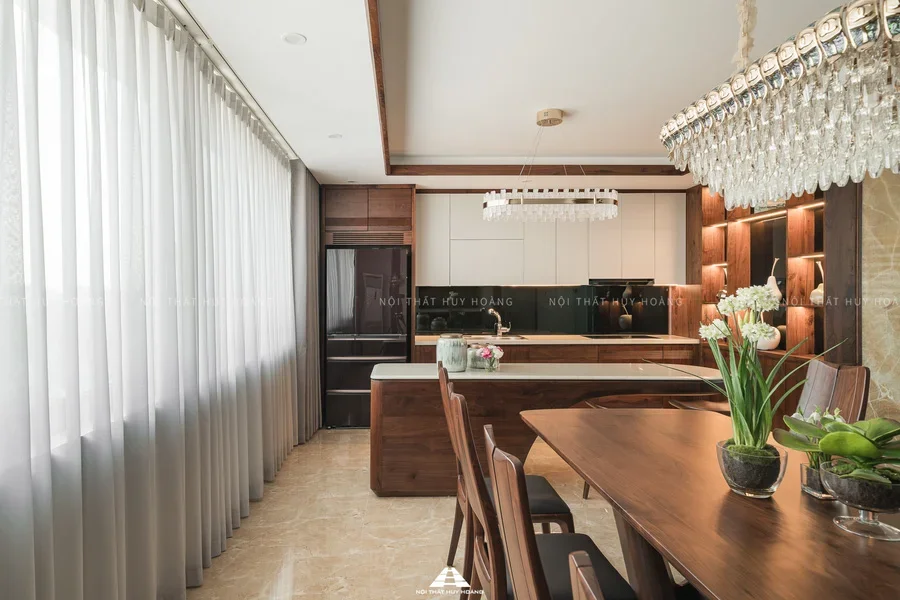 Trải nghiệm trực tiếp b&agrave;n ăn tại showroom để cảm nhận r&otilde; từng đường v&acirc;n v&agrave; chất liệu