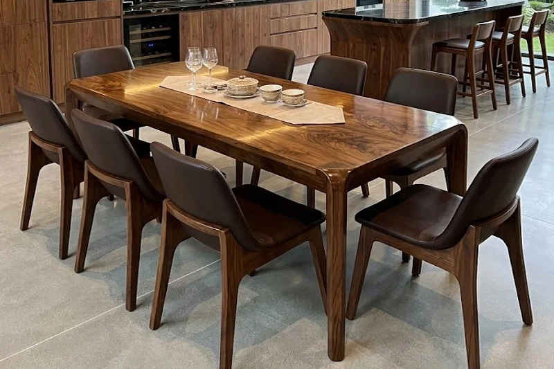 Vẻ đẹp sang trọng đến từ sự h&ograve;a quyện của gỗ &oacute;c ch&oacute; v&agrave; da b&ograve; &Yacute;
