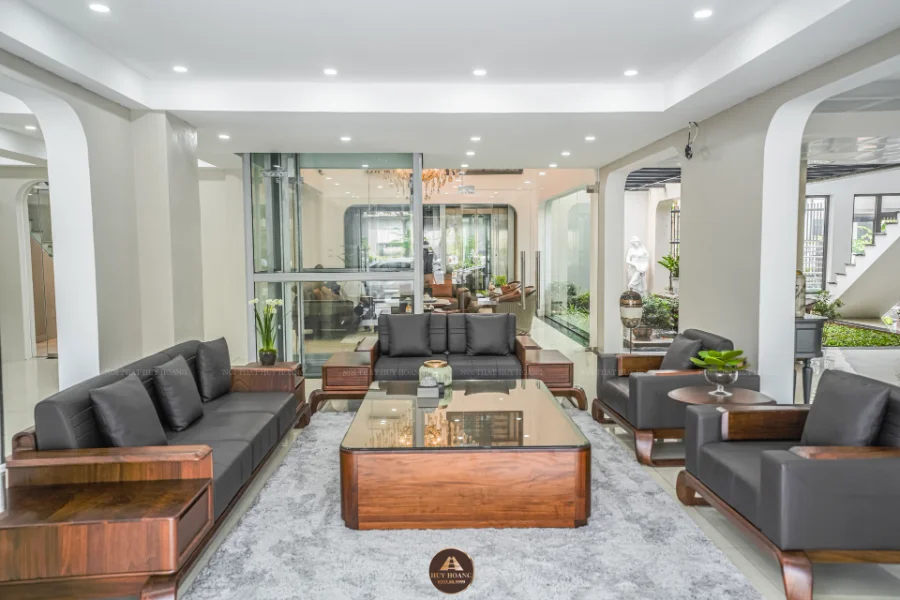 Các mẫu sofa gỗ óc chó làm sẵn trưng bày tại showroom