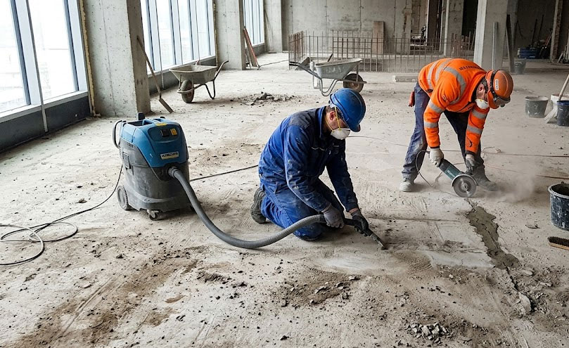 Bề mặt s&agrave;n cần được vệ sinh loại bỏ bụi bẩn v&agrave; xử l&yacute; khuyết tật trước khi chống thấm