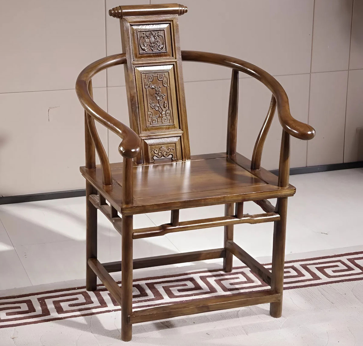 Khung ghế ph&ograve;ng thờ gỗ &oacute;c ch&oacute; Bắc Mỹ chắc chắn nổi bật với m&agrave;u n&acirc;u trầm v&agrave; đường v&acirc;n gỗ tự nhi&ecirc;n