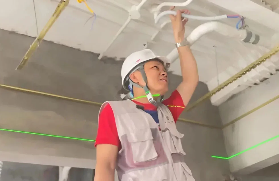 Kỹ thuật vi&ecirc;n kiểm tra khả năng tho&aacute;t nước tại ban c&ocirc;ng/l&ocirc; gia bằng phương ph&aacute;p xả nước thực tế