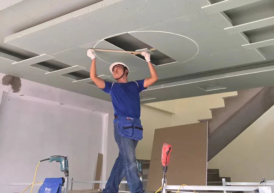 Kiểm tra chiều cao trần tại nhiều vị tr&iacute; để x&aacute;c định ch&iacute;nh x&aacute;c cao độ căn hộ