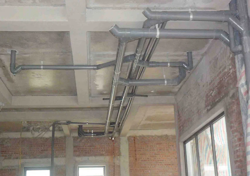 Đấu nối an to&agrave;n hệ thống cấp tho&aacute;t nước cho kh&ocirc;ng gian tủ bếp gỗ tự nhi&ecirc;n
