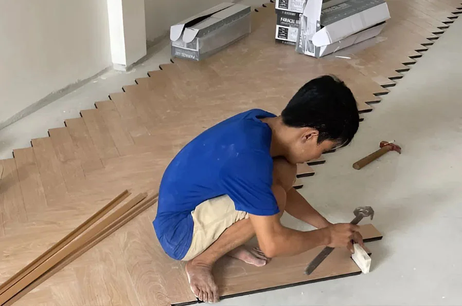 Mặt nền cần xử l&yacute; đ&uacute;ng kỹ thuật trước khi thi c&ocirc;ng s&agrave;n gỗ &oacute;c ch&oacute;