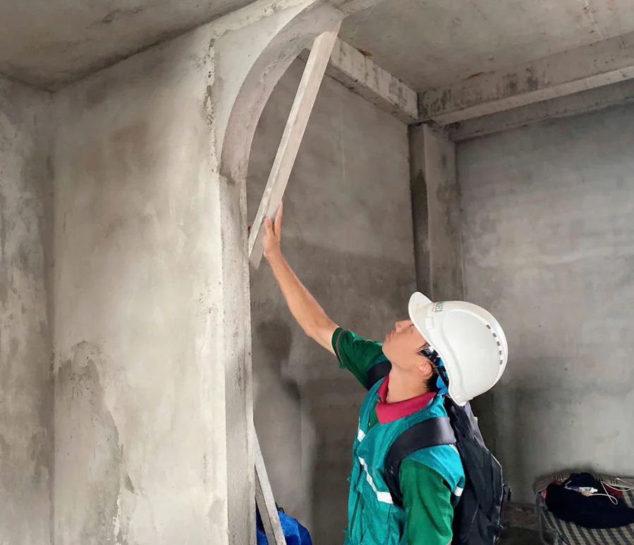 Kỹ sư khảo s&aacute;t thực tế hiện trạng c&ocirc;ng tr&igrave;nh trước khi triển khai nội thất