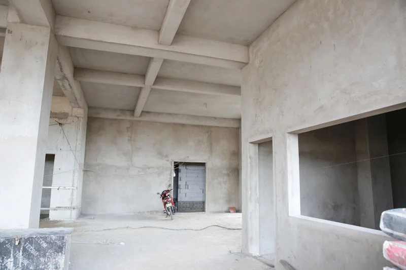 Ph&aacute;t hiện tường tr&aacute;t bộp để xử l&yacute; trước khi lắp đặt nội thất