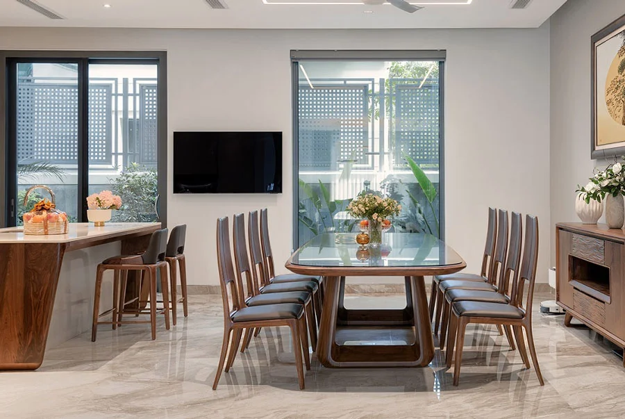 so s&aacute;nh b&agrave;n ăn gỗ &oacute;c ch&oacute; v&agrave; gỗ sồi