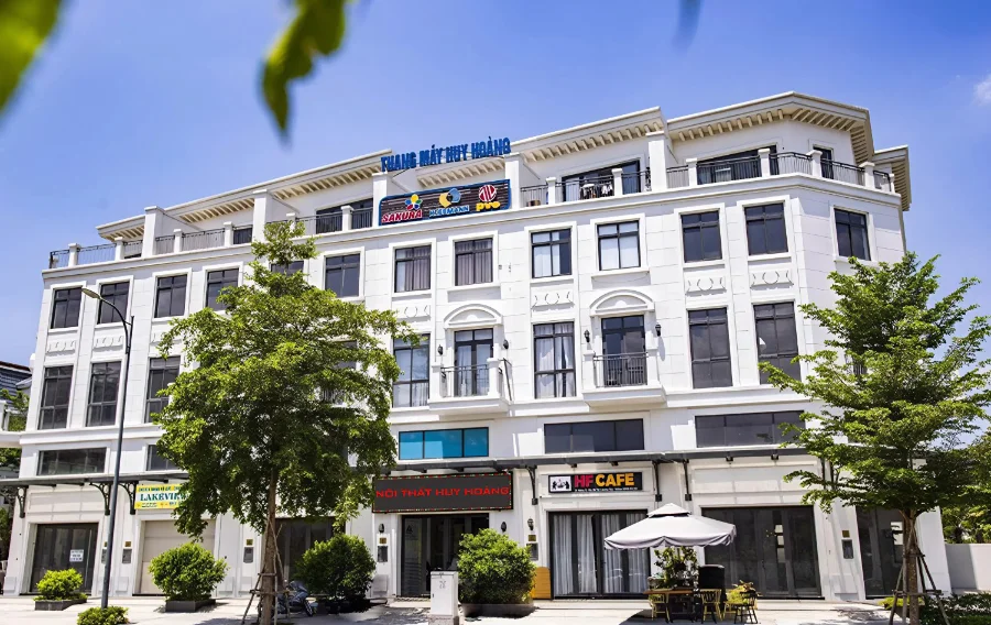 Showroom sofa gỗ &oacute;c ch&oacute; của Huy Ho&agrave;ng tại th&agrave;nh phố Hồ Ch&iacute; Minh