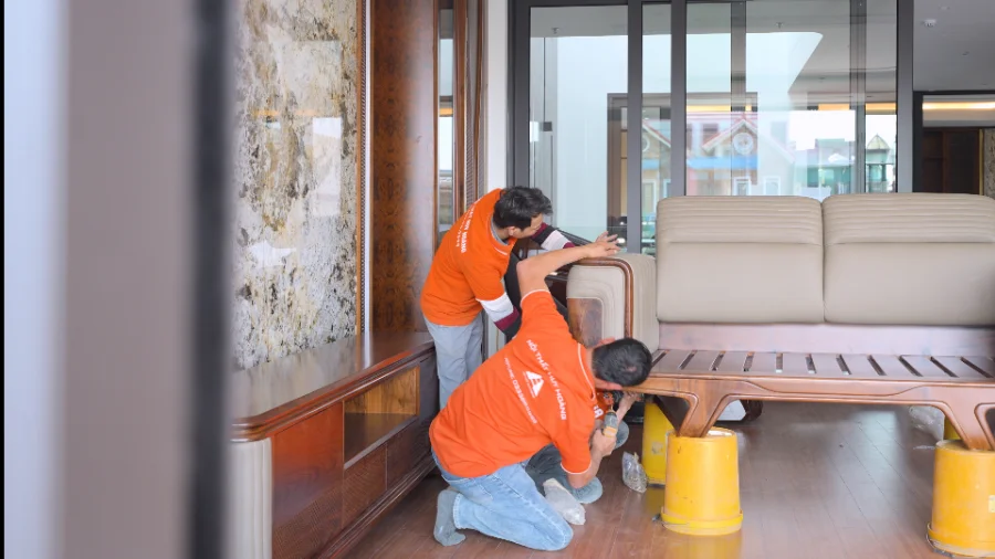 lắp đặt bộ bàn ghế gỗ óc chó cho phòng khách