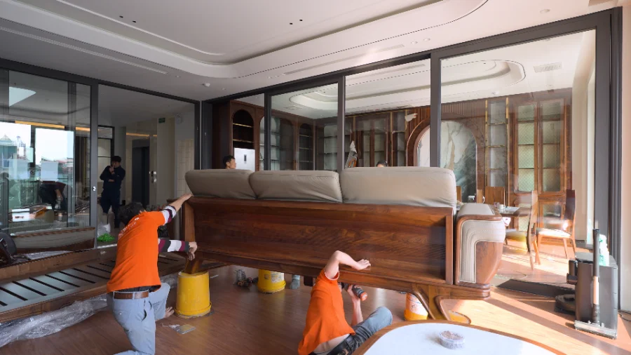 lắp đặt sofa gỗ óc chó phòng khách