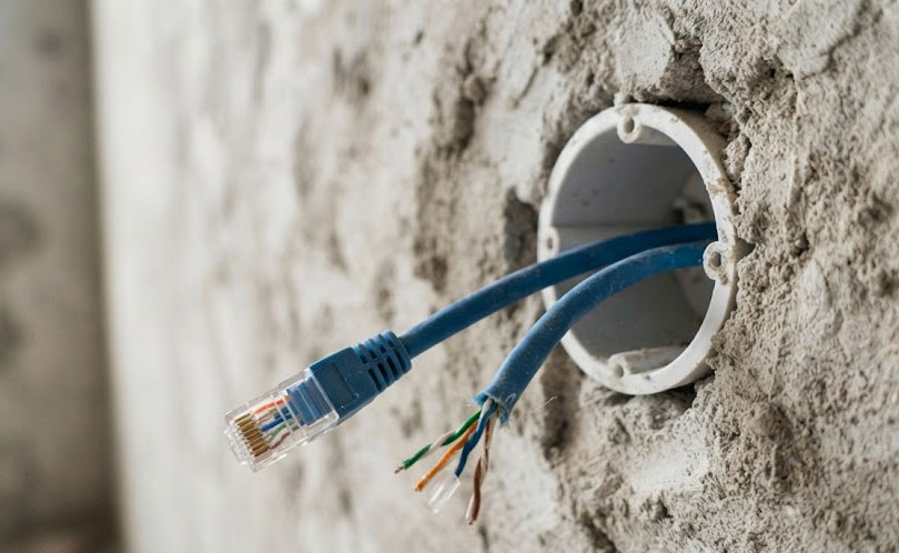 D&acirc;y mạng Cat6 được luồn trong ống kỹ thuật