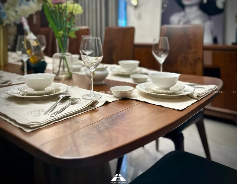 Bộ b&agrave;n ăn gỗ &oacute;c ch&oacute; 10 ghế đẹp trưng b&agrave;y tại showroom Huy Ho&agrave;ng