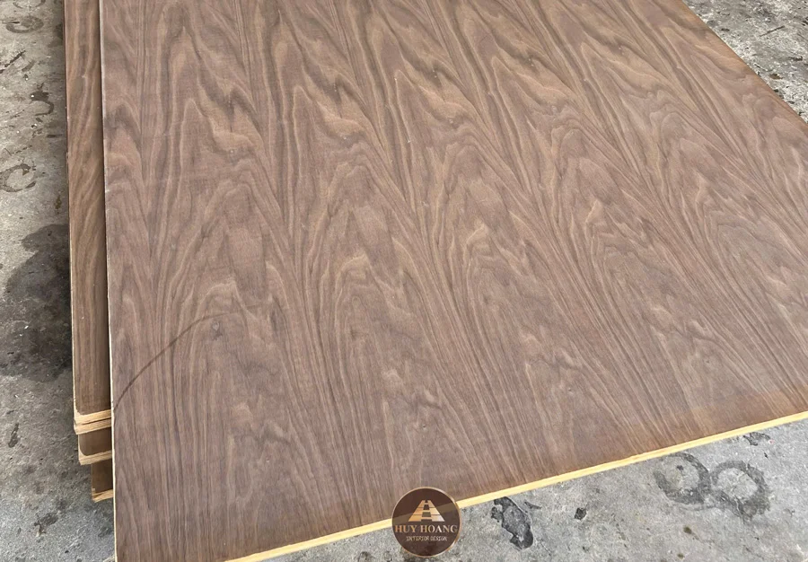 Quan s&aacute;t kỹ c&aacute;c c&aacute;nh tủ lớn sẽ dễ thấy Melamine c&oacute; họa tiết v&acirc;n lặp đi lặp lại theo khu&ocirc;n mẫu