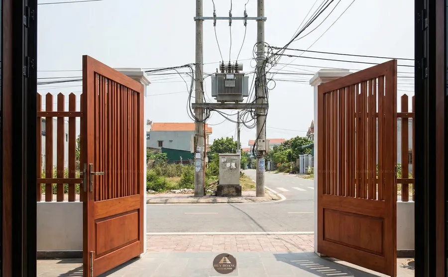 Lỗi phong thủy ki&ecirc;ng kỵ khi l&agrave;m cổng đối diện cột điện hoặc trạm biến &aacute;p g&acirc;y hỏa s&aacute;t mạnh.