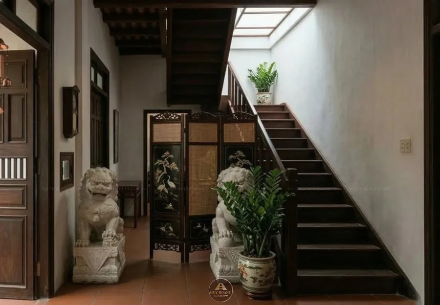 Ki&ecirc;ng kỵ khi l&agrave;m cửa nh&agrave; đối diện cầu thang l&ecirc;n xuống