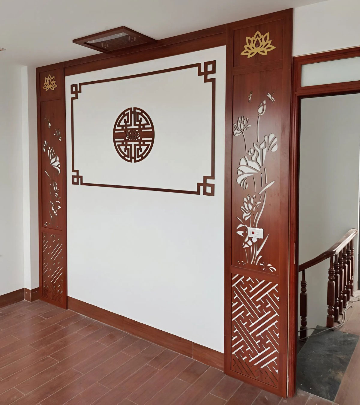 Thiết kế v&aacute;ch chữ Vạn gỗ &oacute;c ch&oacute; kết hợp h&agrave;i h&ograve;a giữa truyền thống v&agrave; hiện đại