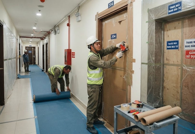 Bọc bảo vệ thang m&aacute;y v&agrave; h&agrave;nh lang khi thi c&ocirc;ng Vinhomes