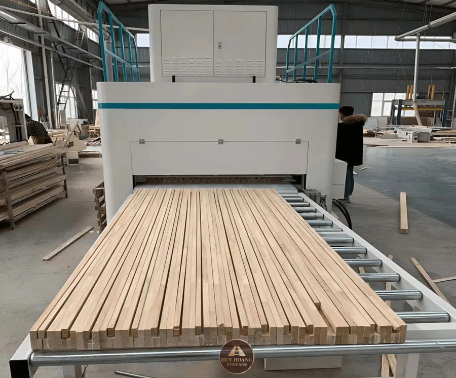 Hệ thống m&aacute;y m&oacute;c hiện đại tại xưởng