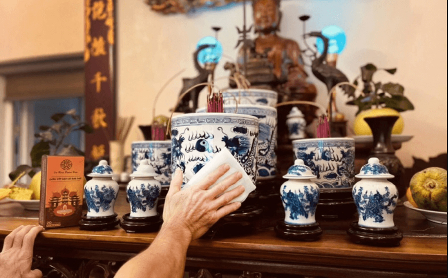 Giữ gìn không gian bàn thờ phòng khách luôn sạch sẽ, trang trọng
