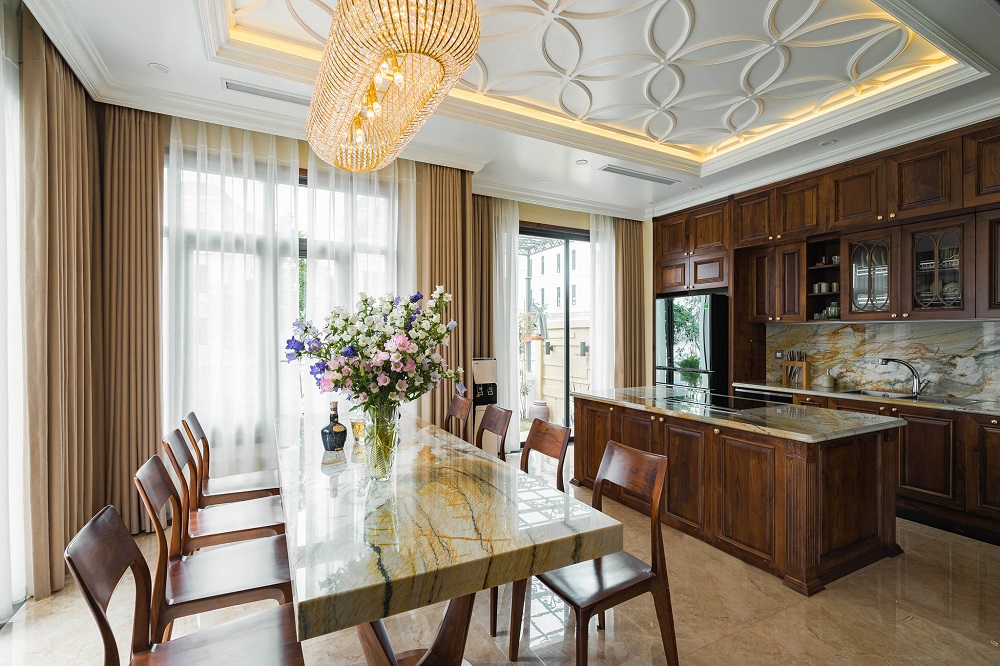 Mẫu bàn ăn 8 ghế hình chữ nhật làm bằng gỗ óc chó nhập khẩu từ ngước ngoài
