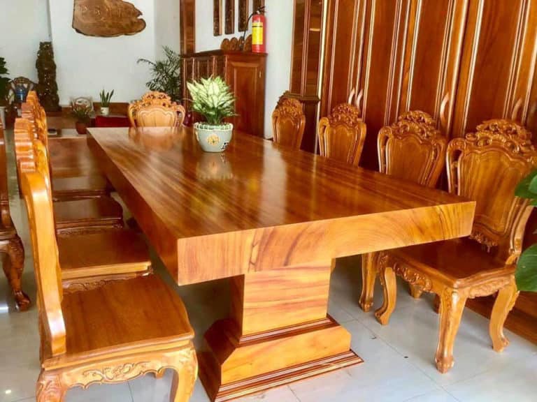 Bàn ăn gỗ gõ đỏ nguyên tấm được thi công không ghép nối