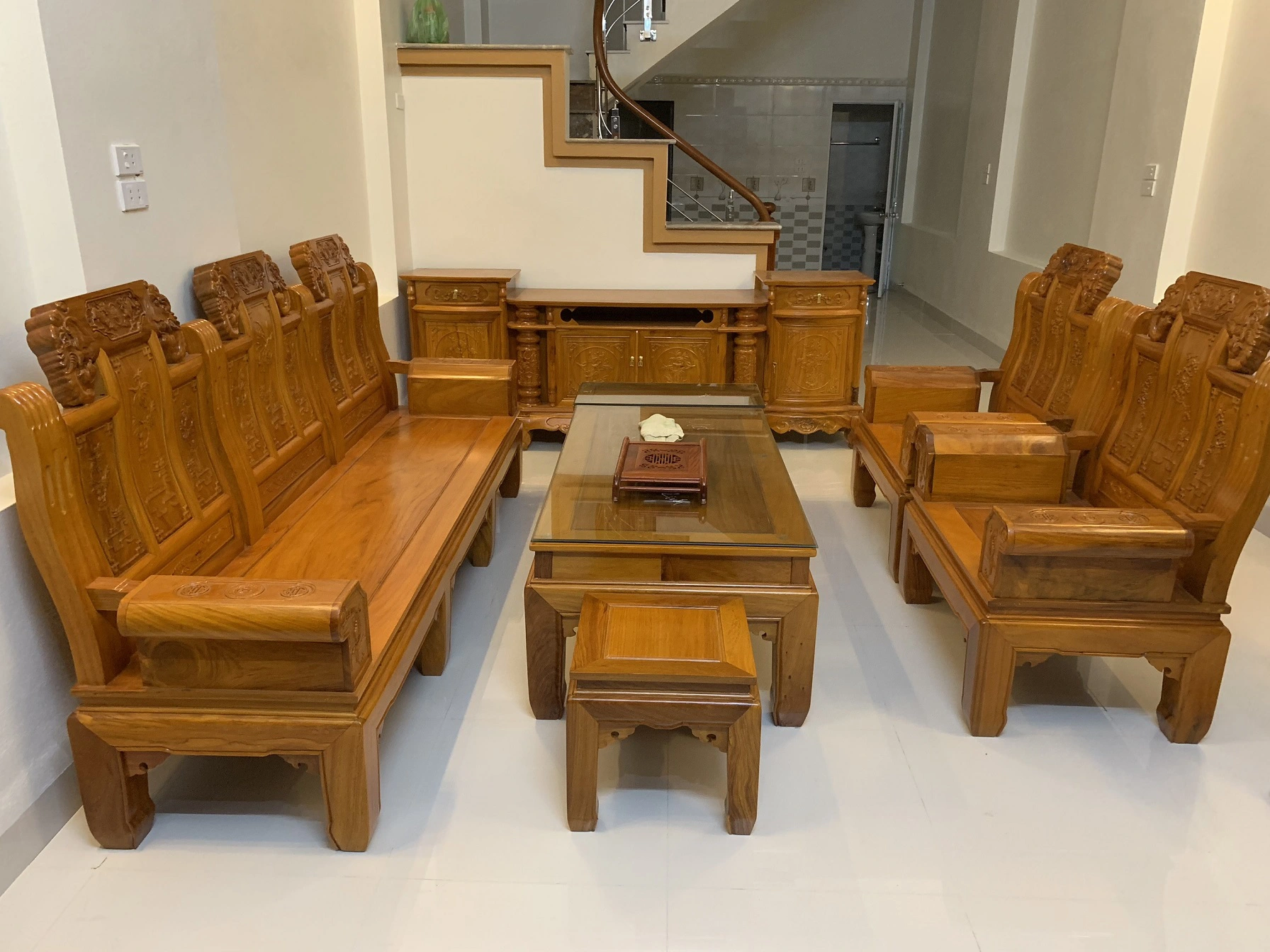 Bộ bàn ghế Âu Á gỗ gõ đỏ chắc chắn sẽ được làm hoàn toàn bằng gỗ gõ đỏ