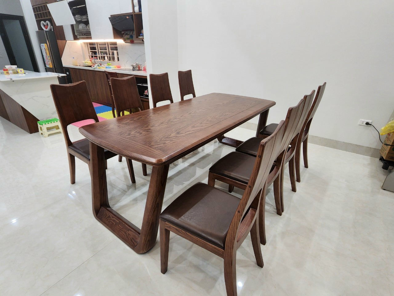 Bộ bàn ăn gỗ sồi 6 ghế hiện nay trên thị trường dao động khoảng từ 6.000.000 VND
