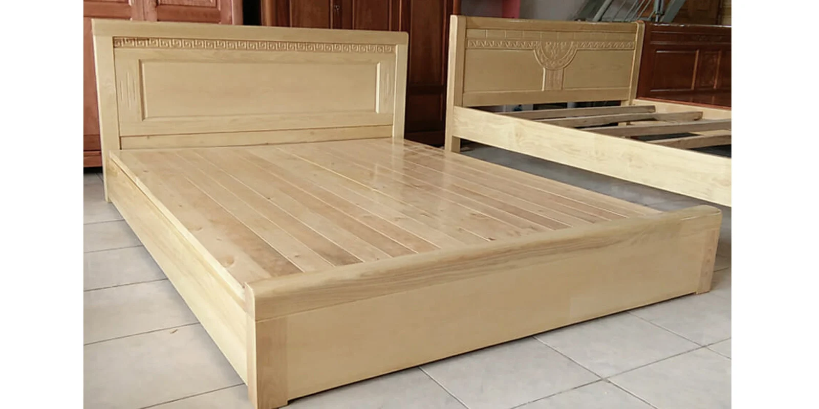 Chất liệu là yếu tố đầu tiên và quan trọng ảnh hưởng đến giá giường gỗ sồi 1m6
