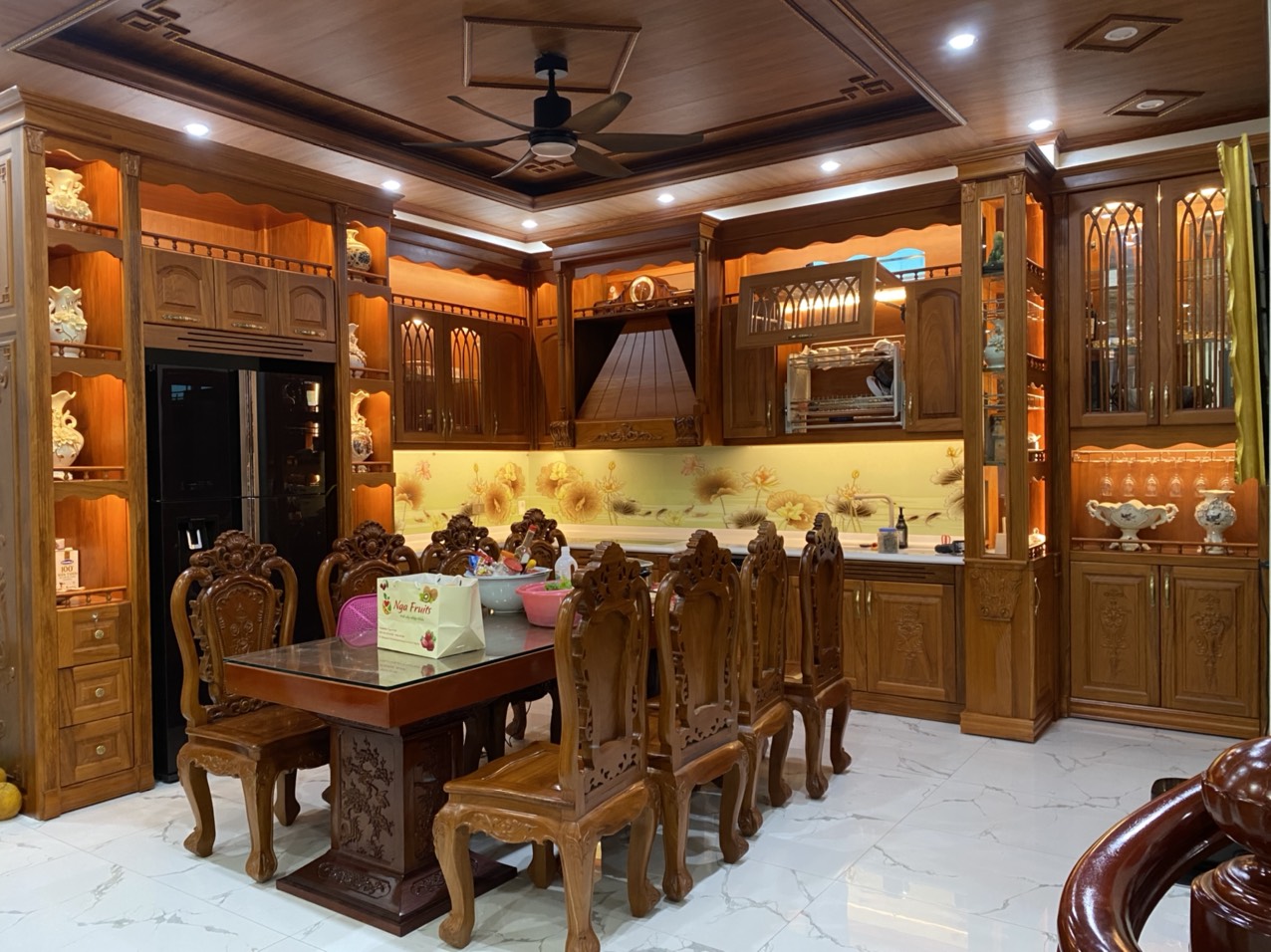 Thiết kế tủ bếp gỗ gõ đỏ tân cổ điển